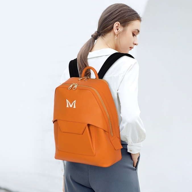 Женский рюкзак из коровьей кожи оранжевого цвета с металлическим логотипом 