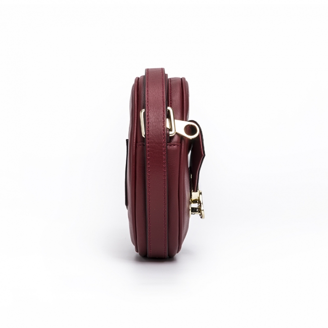 сумка цвета кроссовки из натуральной кожи круглой формы цвета вина с металлическим замком 